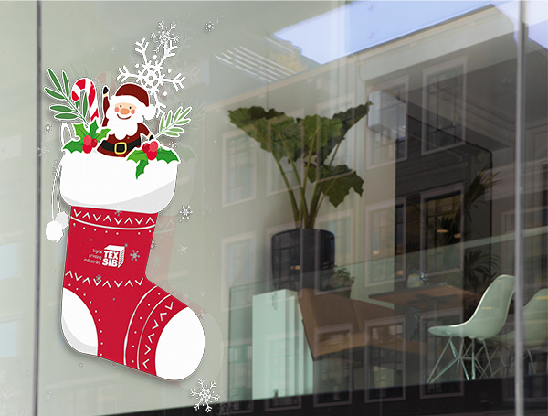 Schaufensterwerbung Weihnachtsmotiv: Weihnachtsmann in Socke