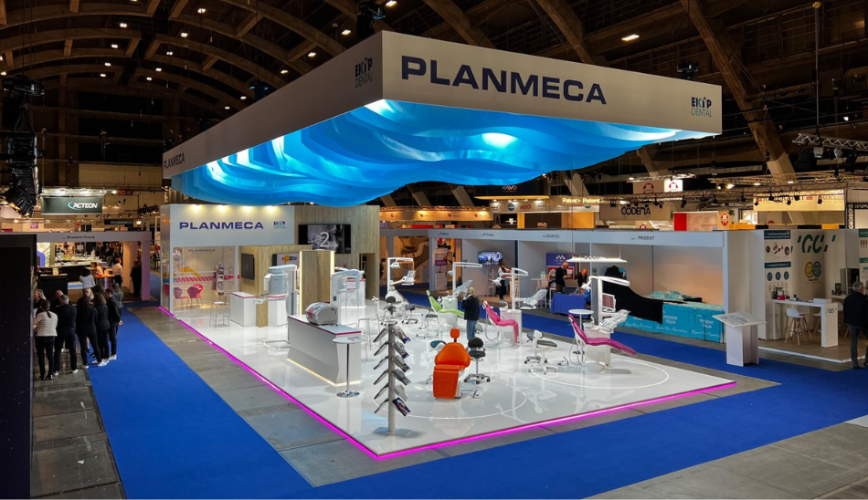 Drucke für Messebau – Messestand Planmeca
