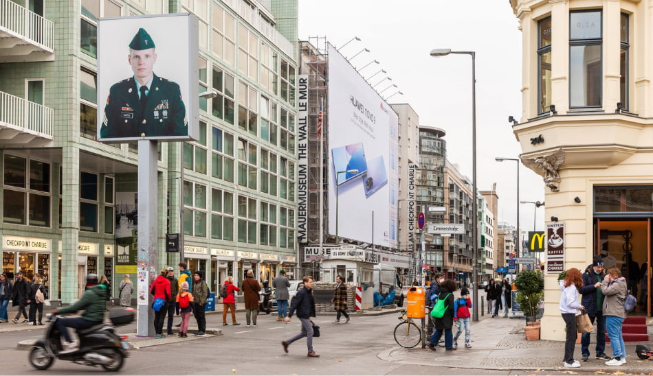 ooh-werbung-berlin OOH Werbung Fassadenbanner